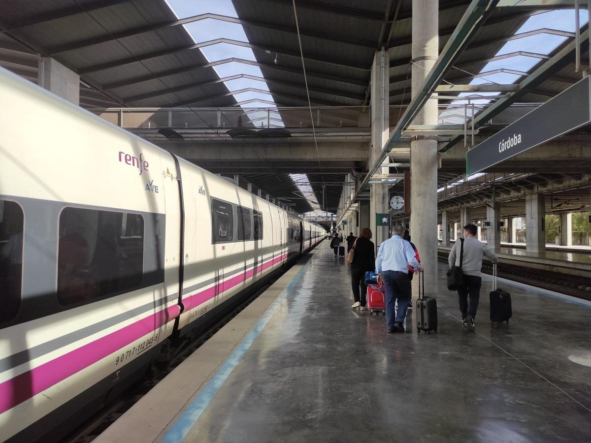 Viajeros en uno de los andenes de AVE en la estación de Córdoba.