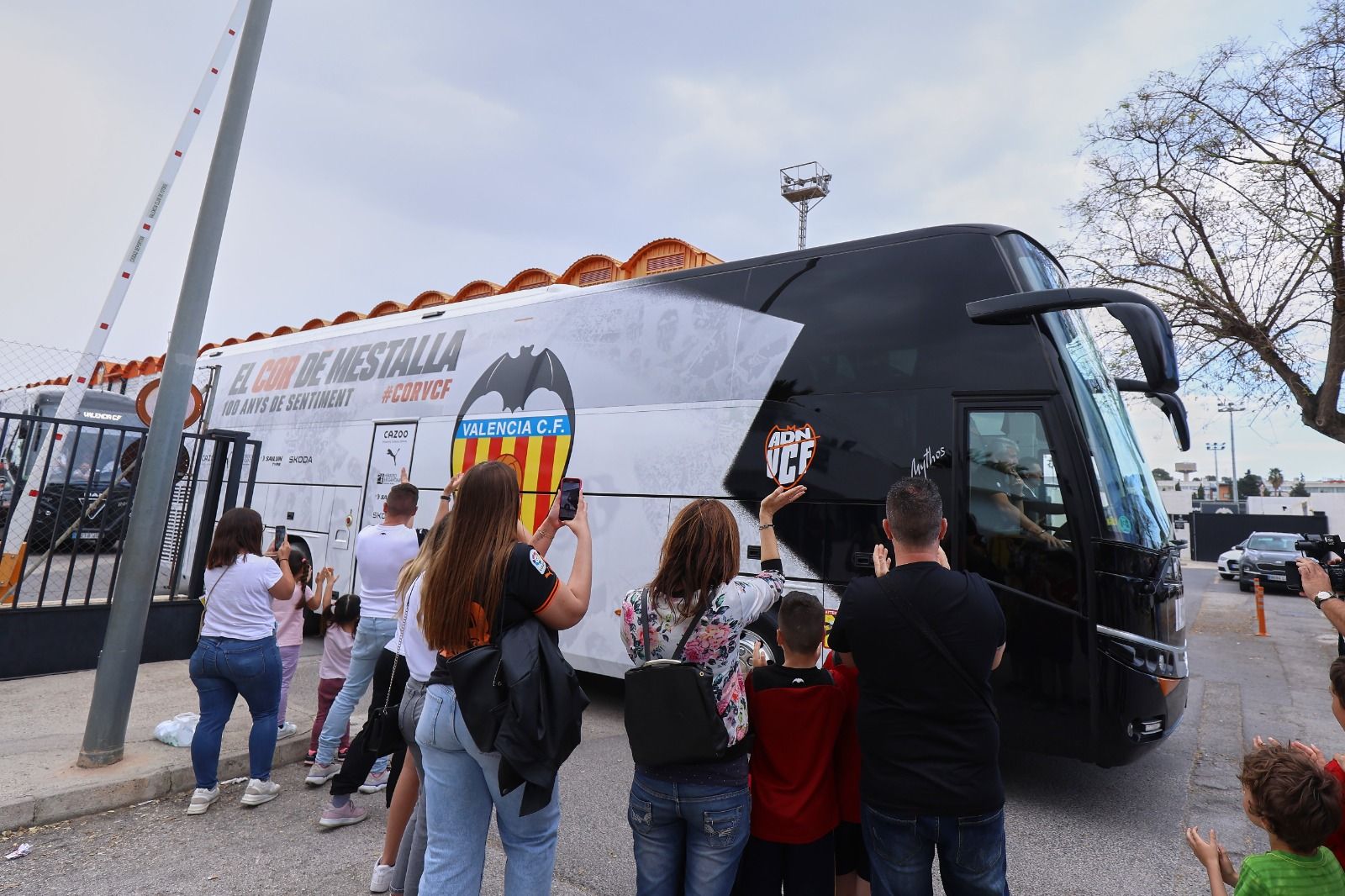 Así ha sido la salida del Valencia CF hacia la final de Elche