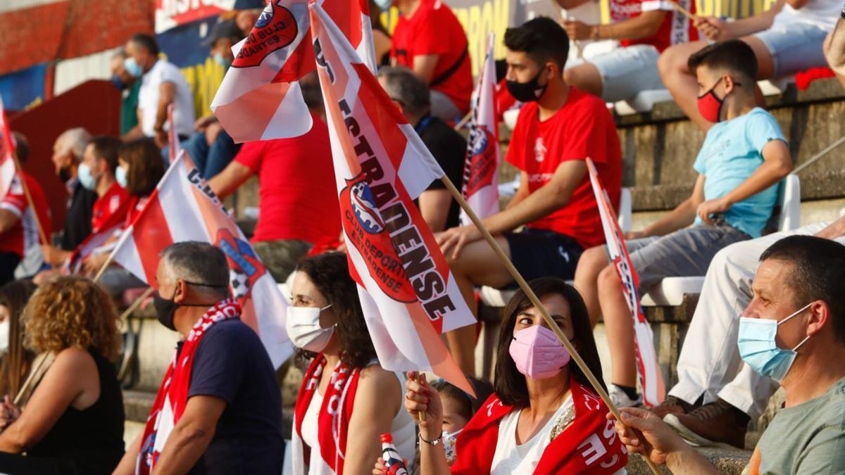 Hinchas rojillos en A Lomba durante la fase de ascenso entre Arosa y Estradense de 2021. |  // IÑAKI ABELLA