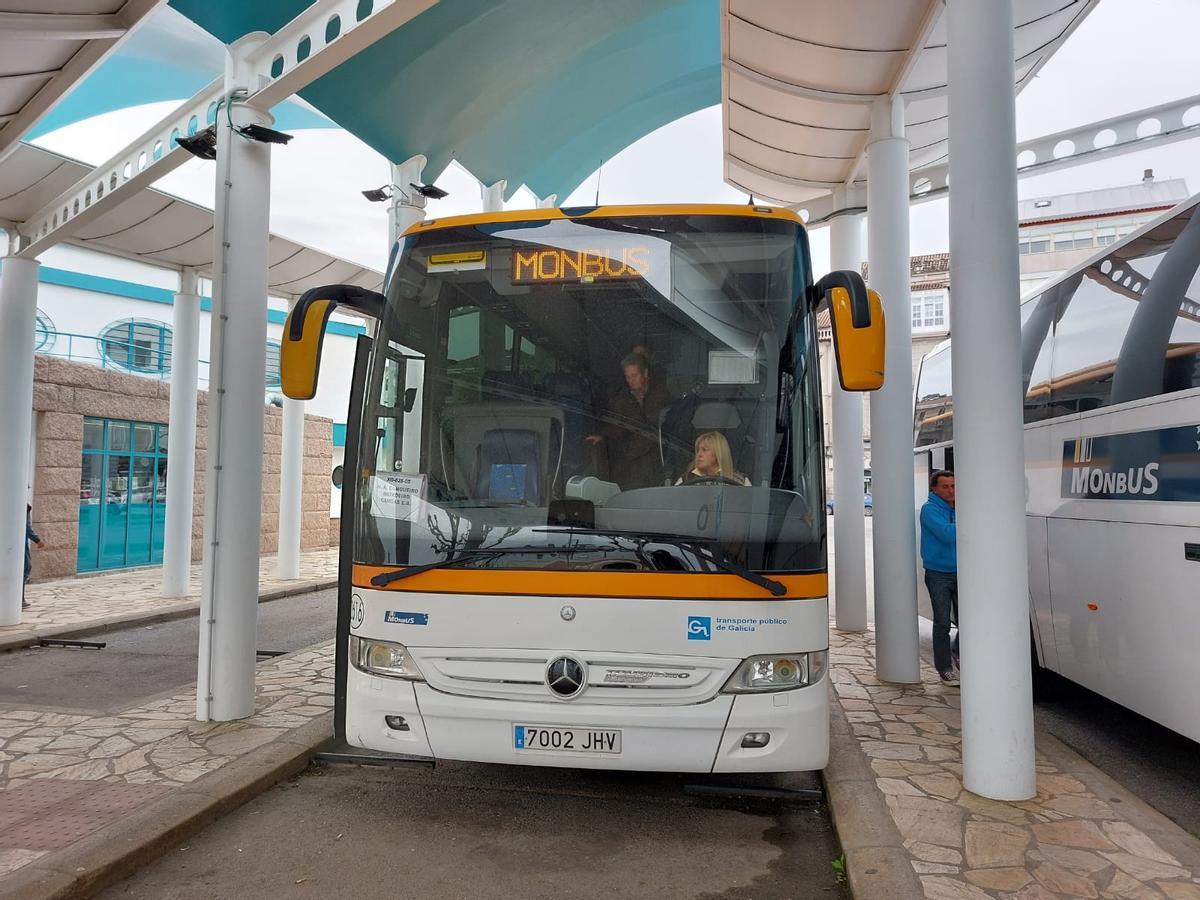 Un autobús saliendo de la estación de Cangas.