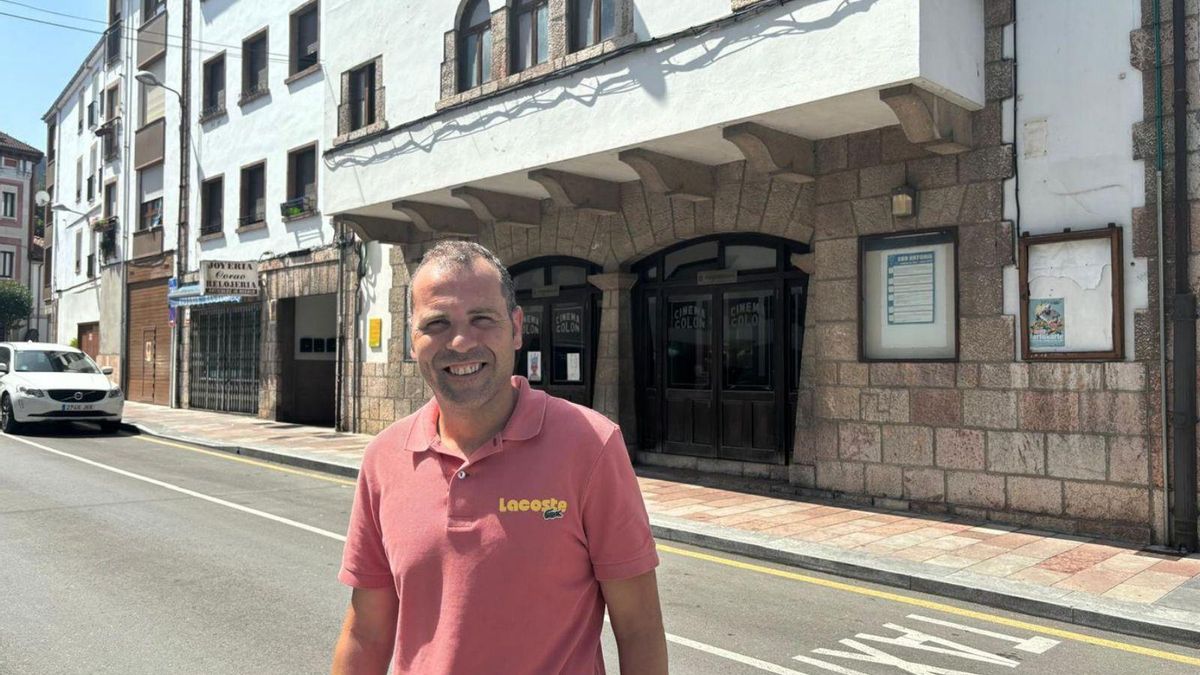 El alcalde de Cangas de Onís, José Manuel González Castro, delante del edificio del cine Colón.