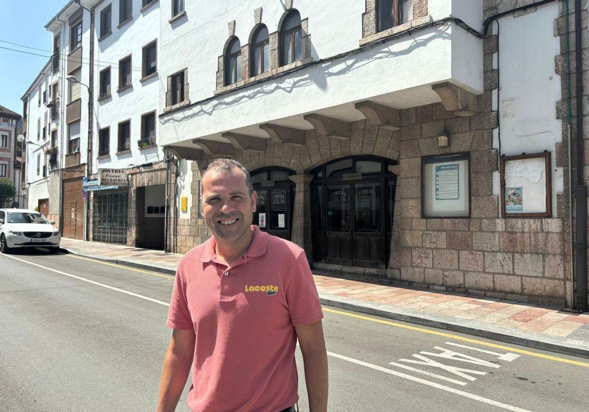 El alcalde de Cangas de Onís, José Manuel González Castro, delante del edificio del cine Colón. | R. D.