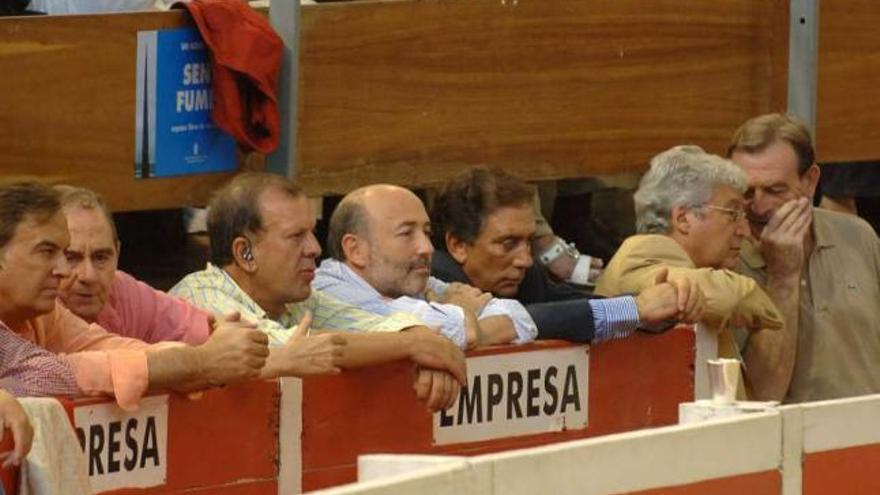 Garcés y el exalcalde Javier Losada siguen una corrida de toros en el Coliseum. / carlos pardellas