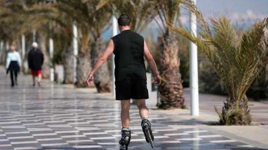 Un patinador en la avenida de San Bartolomé de Tirajana.