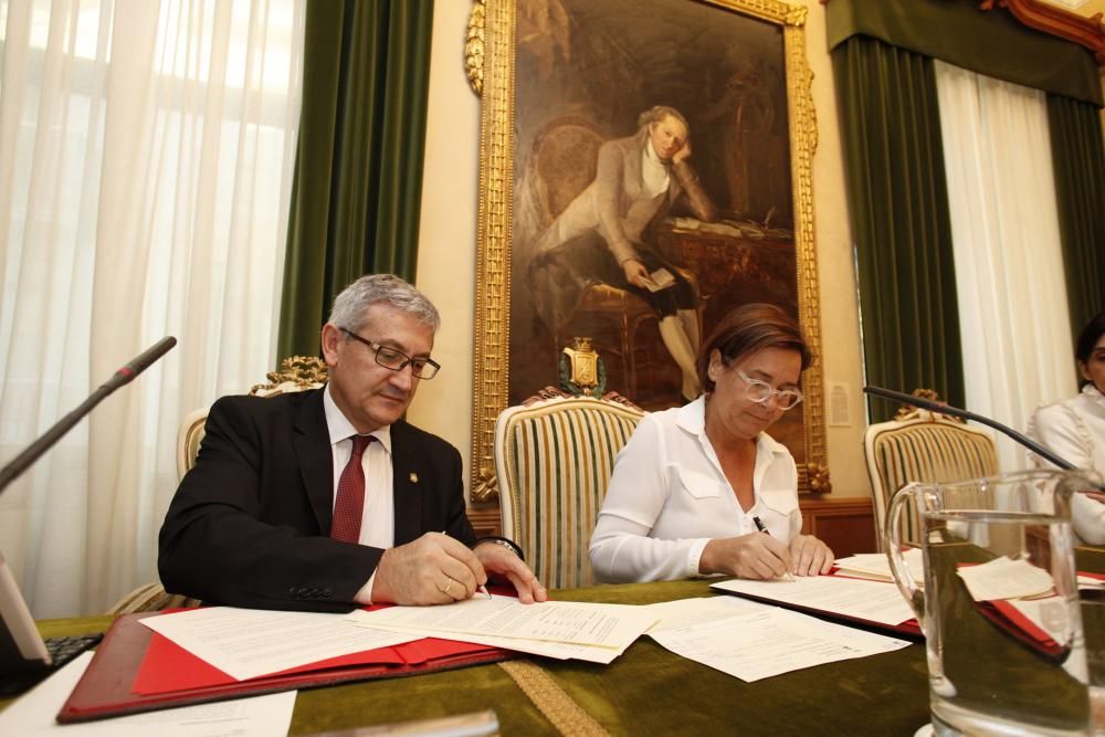 Firma del convenio de colaboración entre el Ayuntamiento de Gijón y la Universidad de Oviedo