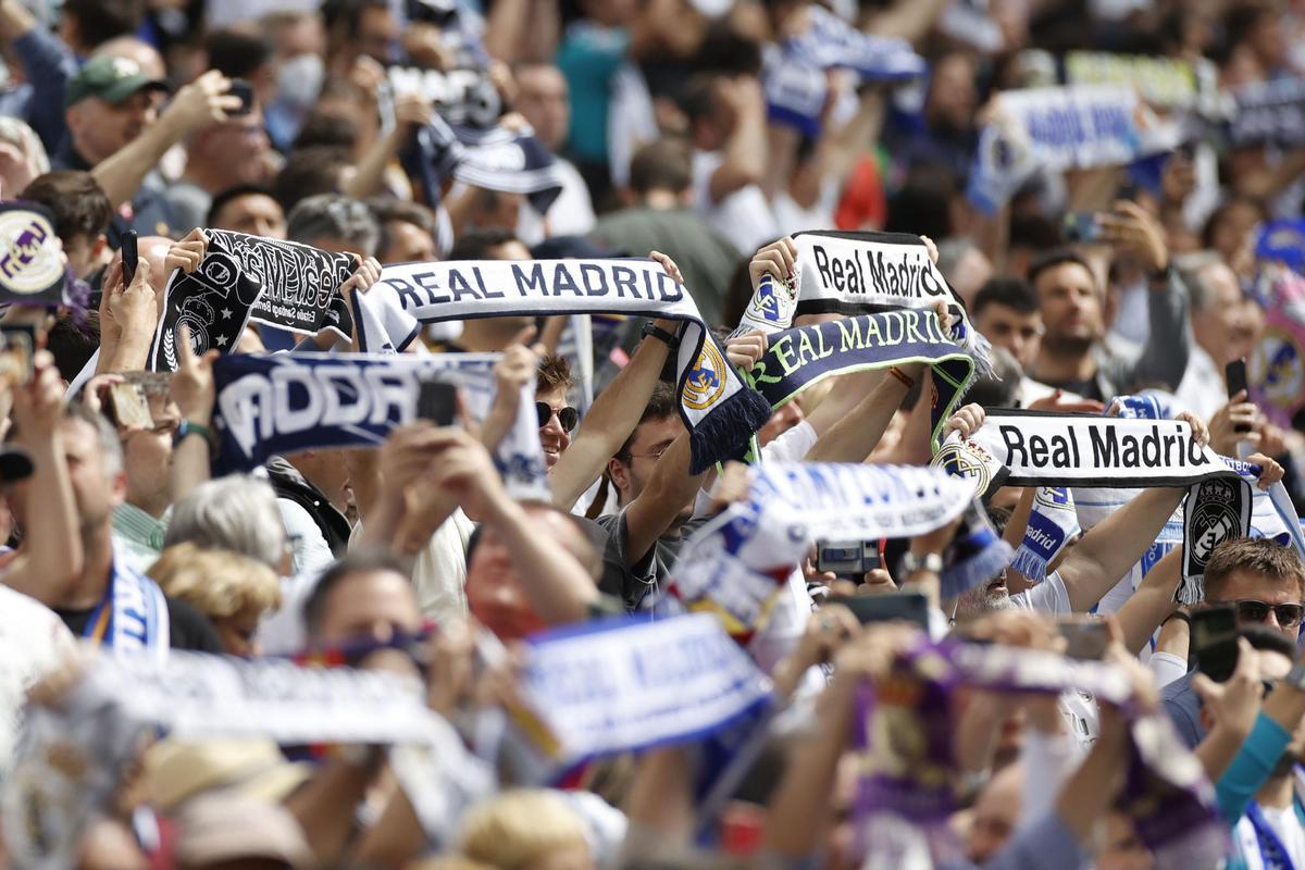 MADRID, 30/04/2022.- Aficionados del Real Madrid animan durante el partido de Liga que Real Madrid y Espanyol disputan este sábado en el estadio Santiago Bernabéu de la capital. EFE/ Mariscal