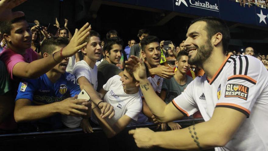 Negredo generó una gran expectativa el día de su presentación.