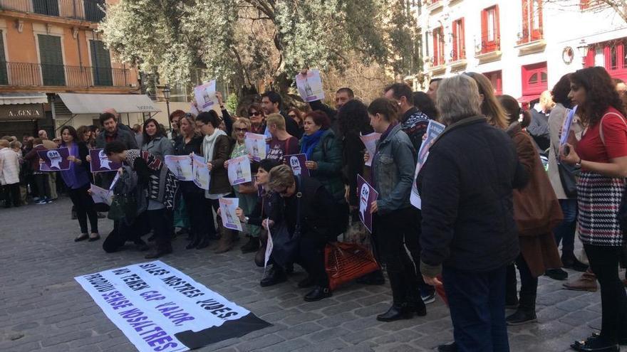 Concentración en la plaza de Cort convocada por la organización Nosotros Paramos, con el apoyo de Podemos.