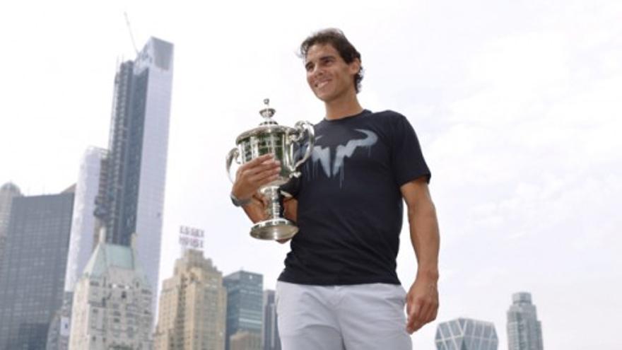 Nadal posa con el trofeo de campeón del US Open