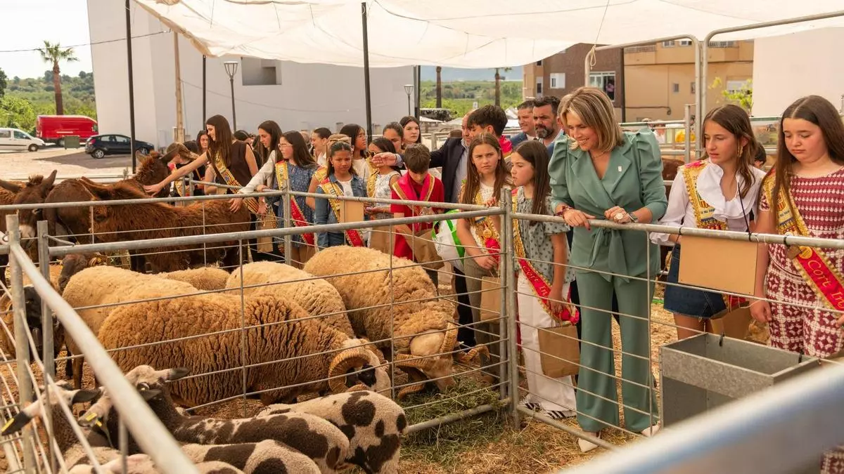 La Fira de Vall d'Alba abre con fuerza y atrae a visitantes de toda la provincia