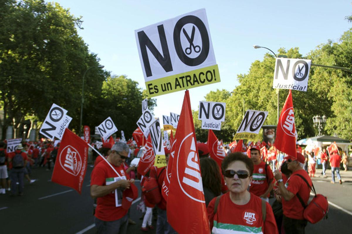 Alguns dels assistents a la protesta contra les retallades del Govern d’aquest diumenge.