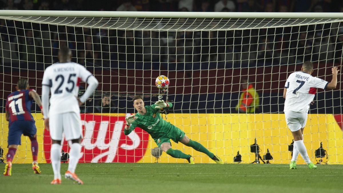 Mbappé transforma ante Ter Stegen el penalti del 1-3 del Barça-PSG de la Champions.