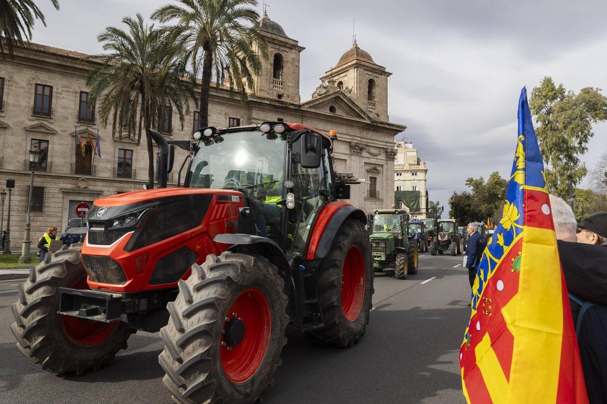Movilización a su llegada a la Delagación del Gobierno, plaza del Temple.