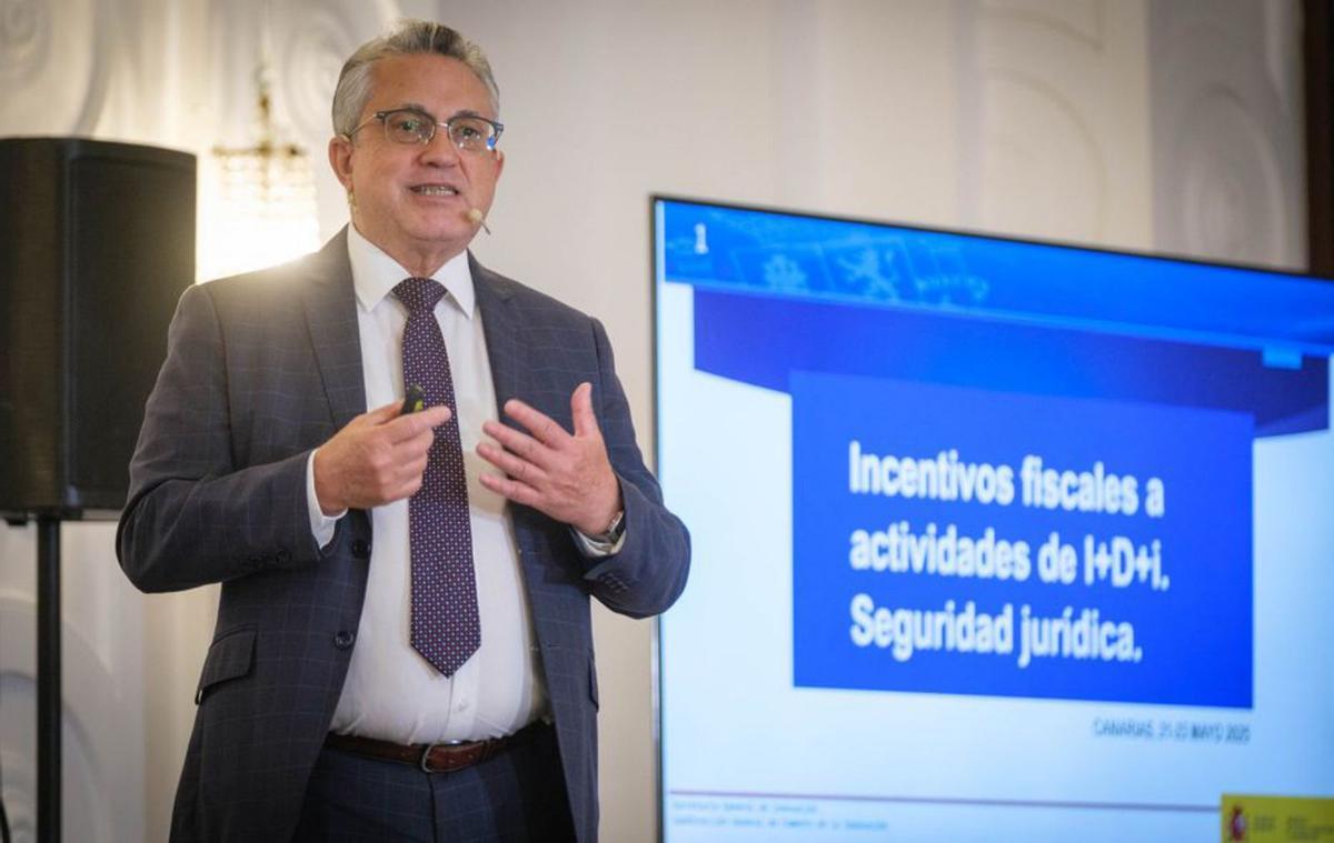 La secretaria de Fepeco, Olga Sanfiel, junto a los asistentes al evento. | A. GUTIÉRREZ