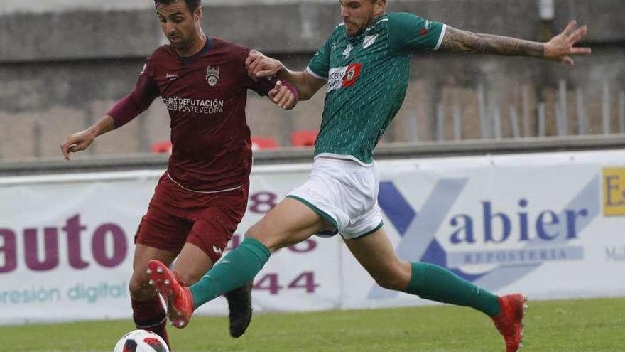 Javi Megía, del Coruxo, trata de arrebatarle el balón al granate Romay durante el partido de ayer. // Ricardo Grobas