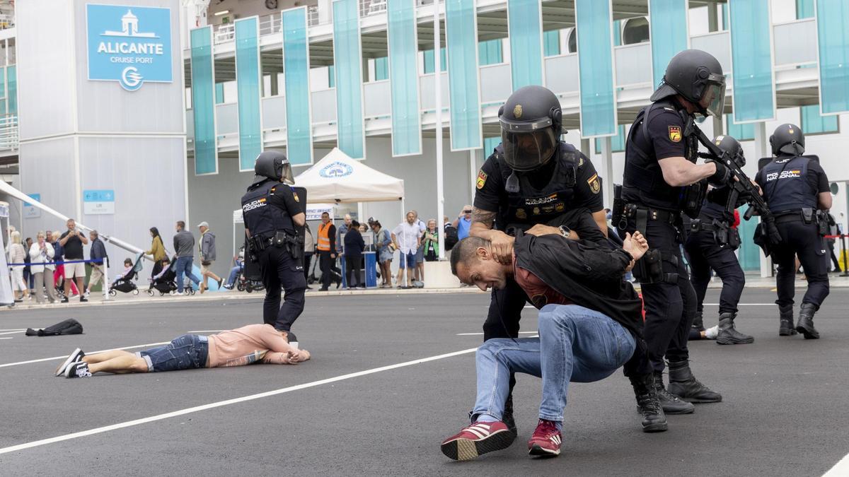 Simulacro de la Policía Nacional y la Armada en la terminal de cruceros de Alicante