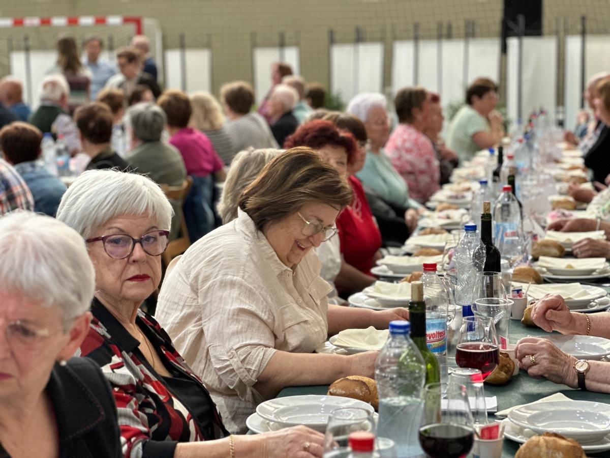 En imágenes: más de 200 personas se reúnen en Luarca gracias al programa Rompiendo Distancias