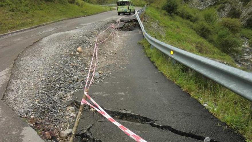 La carretera de acceso a la localidad de Amieva, en el concejo del mismo nombre.