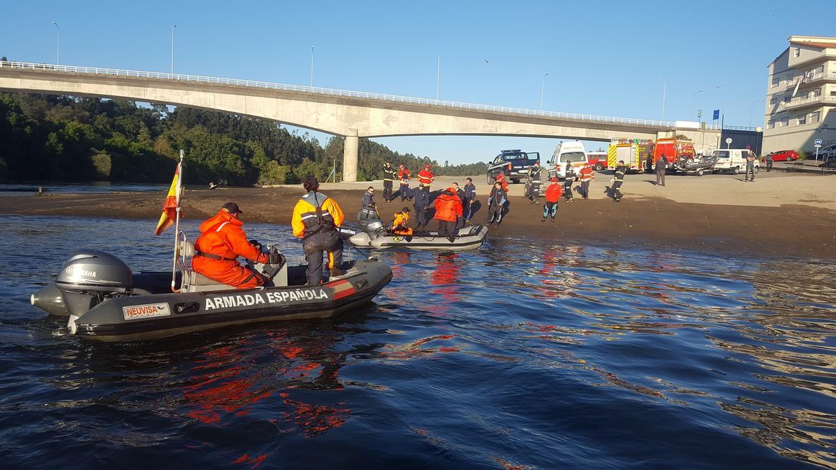 Efectivos de la Comandancia Naval del Miño durante el rescate del cuerpo sin vida del joven portugués ahogado en Salvaterra en 2016.
