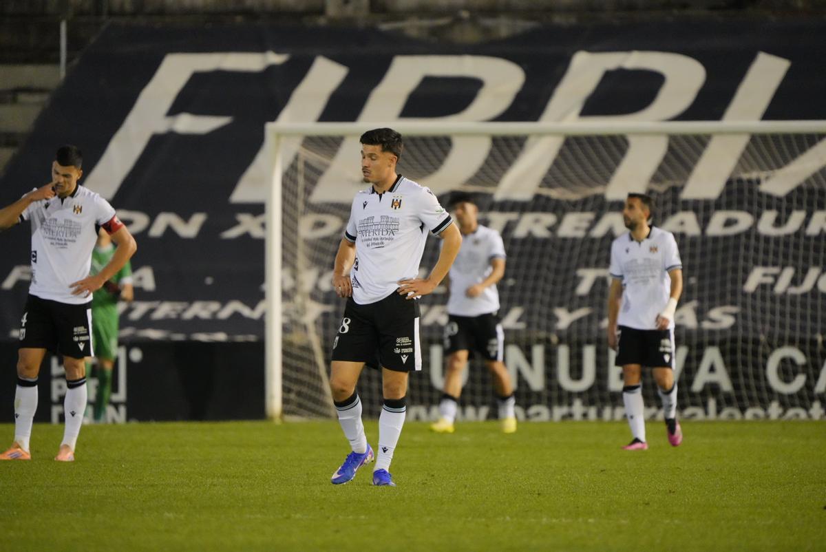 Jugadores del Mérida tras encajar uno de los goles del Guadalajara.