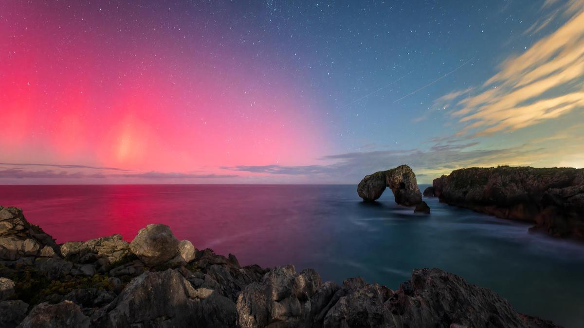La aurora boreal en el castro de Las Gaviotas,  un conocido enclave del litoral llanisco.