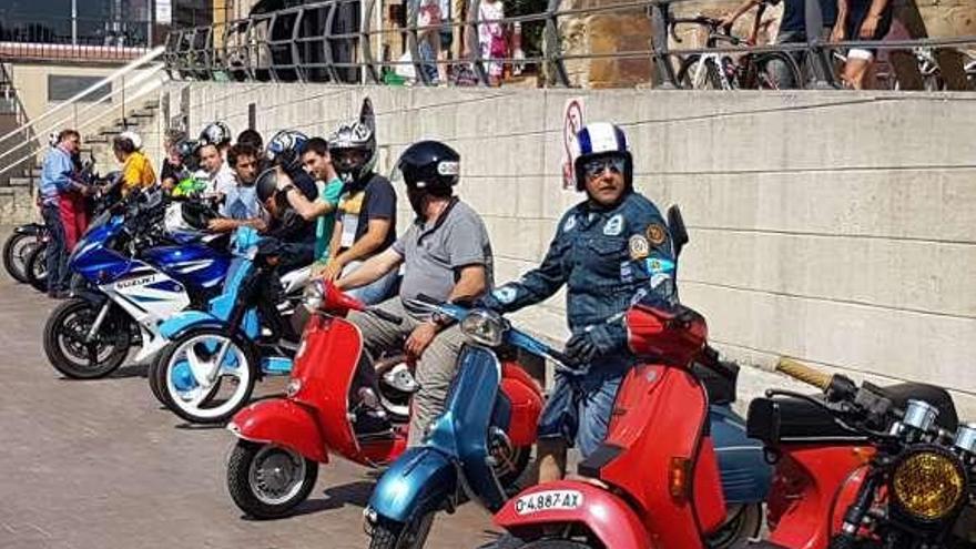 Participantes en el encuentro motero, antes de tomar la salida.