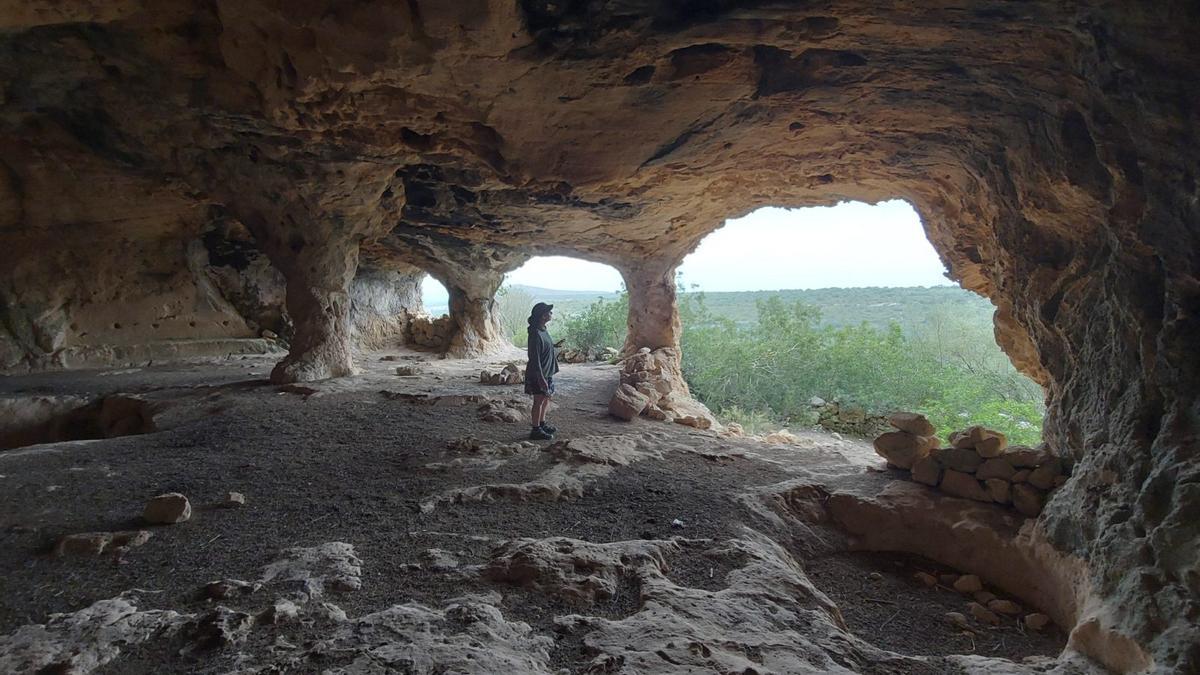 Verborgene-Mallorca-Wanderung-Wo-ein-H-llenweg-zu-einer-pr-historischen-H-hle-f-hrt