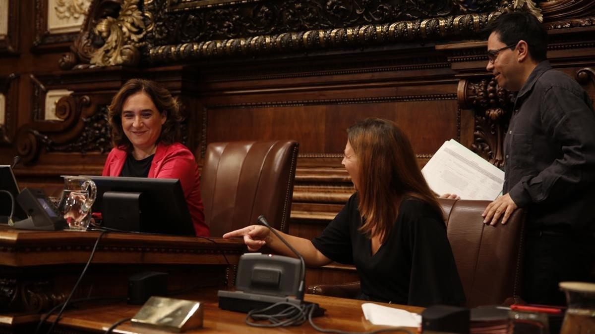 Ada Colau presidiendo el pleno del ayuntamiento de Barcelona.