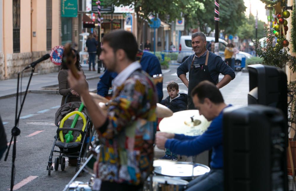 Más de 70 negocios de la calle Quintana celebran la I edición de "Comercios a la Calle"