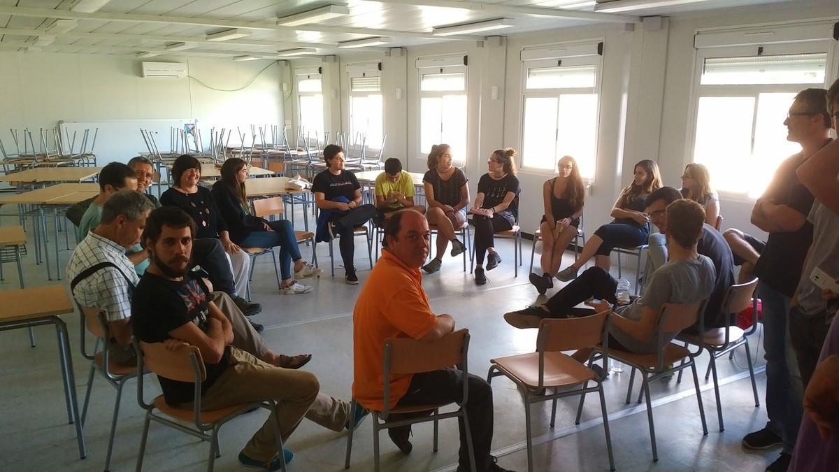 Los ocupantes del nuevo instituto Les Cinc Sénies de Mataró, esta tarde cuando iban a reunirse para decidir qué actividades harían hasta el domingo por la mañana.