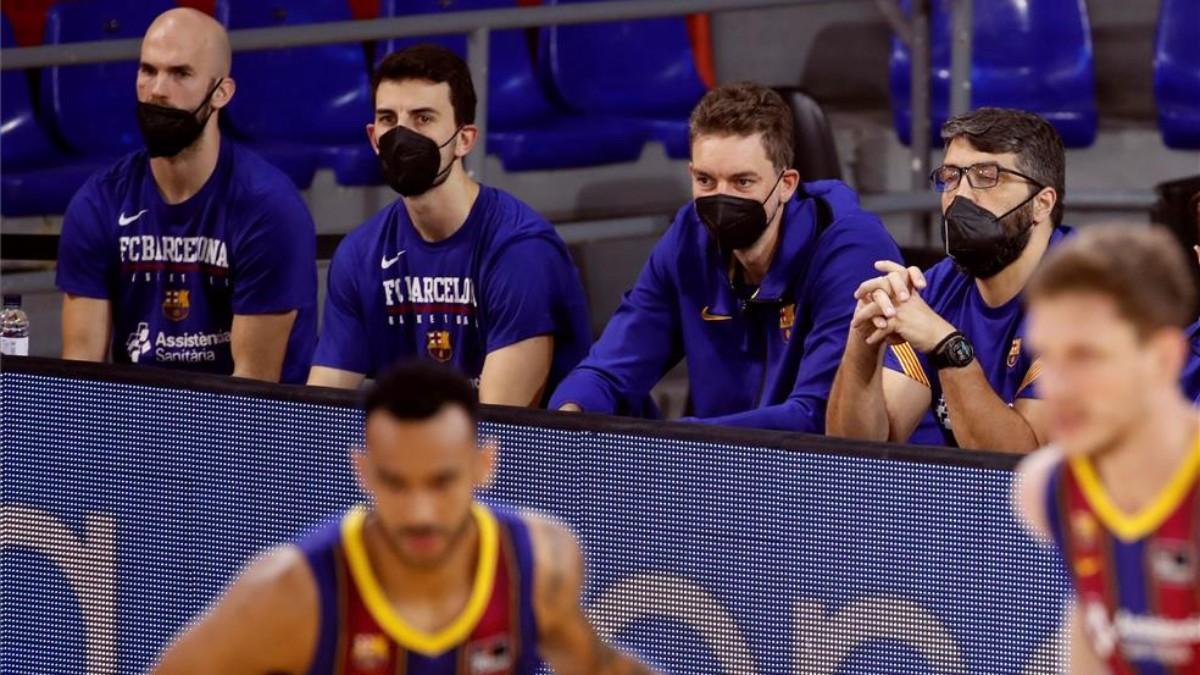 Pau Gasol, siguiendo el partido en la banda, en el Palau