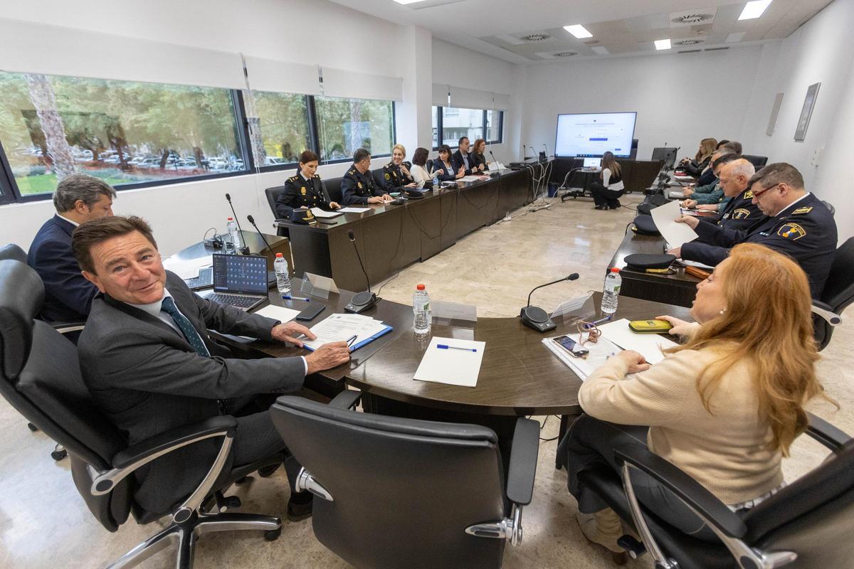 En primer término, Juan Carlos Cerón presidiendo la Comisión de Policía Judicial celebrada este martes en Alicante.