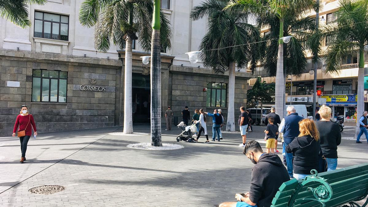 Pedro Segura, Secretario del Centro Postal de Comisiones Obreras en Canarias, durante la regularización de personas migrantes