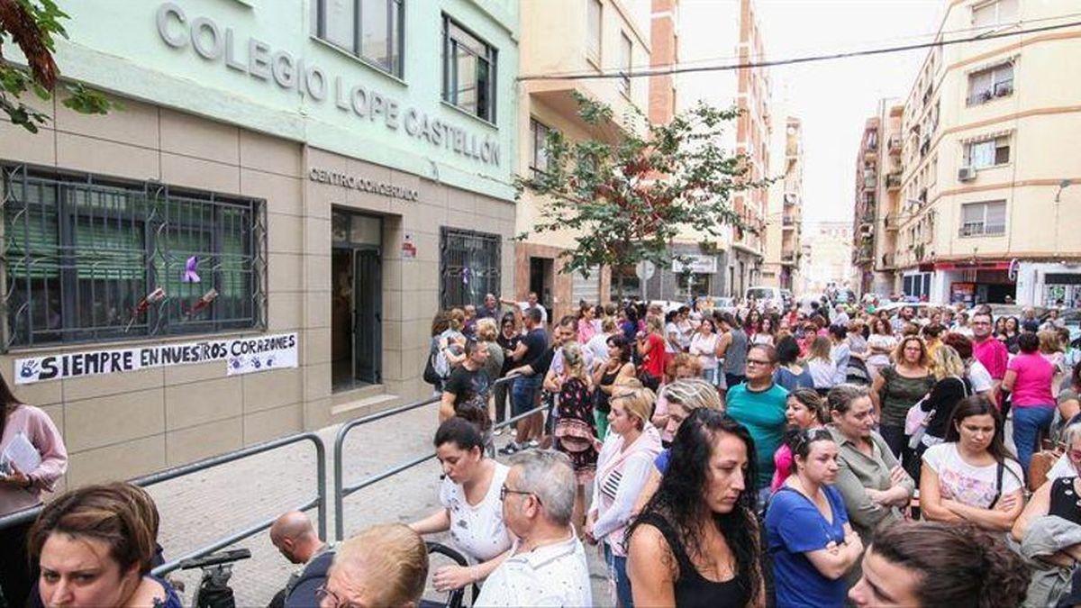 Concentración frente al colegio donde estudiaban las dos niñas asesinadas por su padre en Castelló, en el 2018