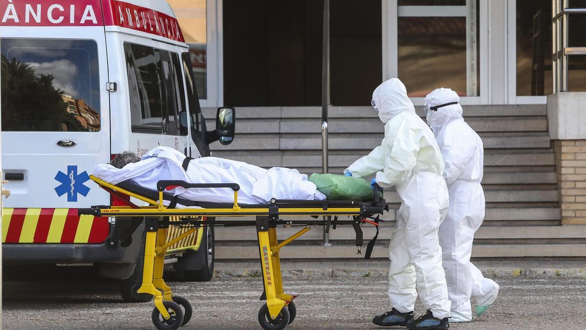 Sanitarios trasladan a un paciente covid en el Hospital General de València.