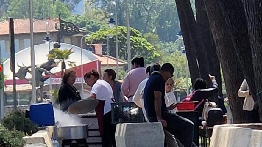 Turistas, cocinando en el merendero de Samil, actividad que se considera infracción grave