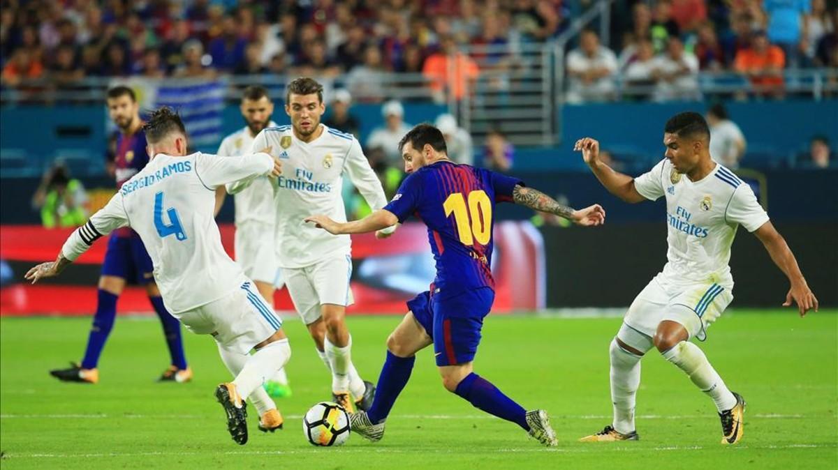 Leo Messi, rodeado de futbolistas del Real Madrid en el Clásico de Miami