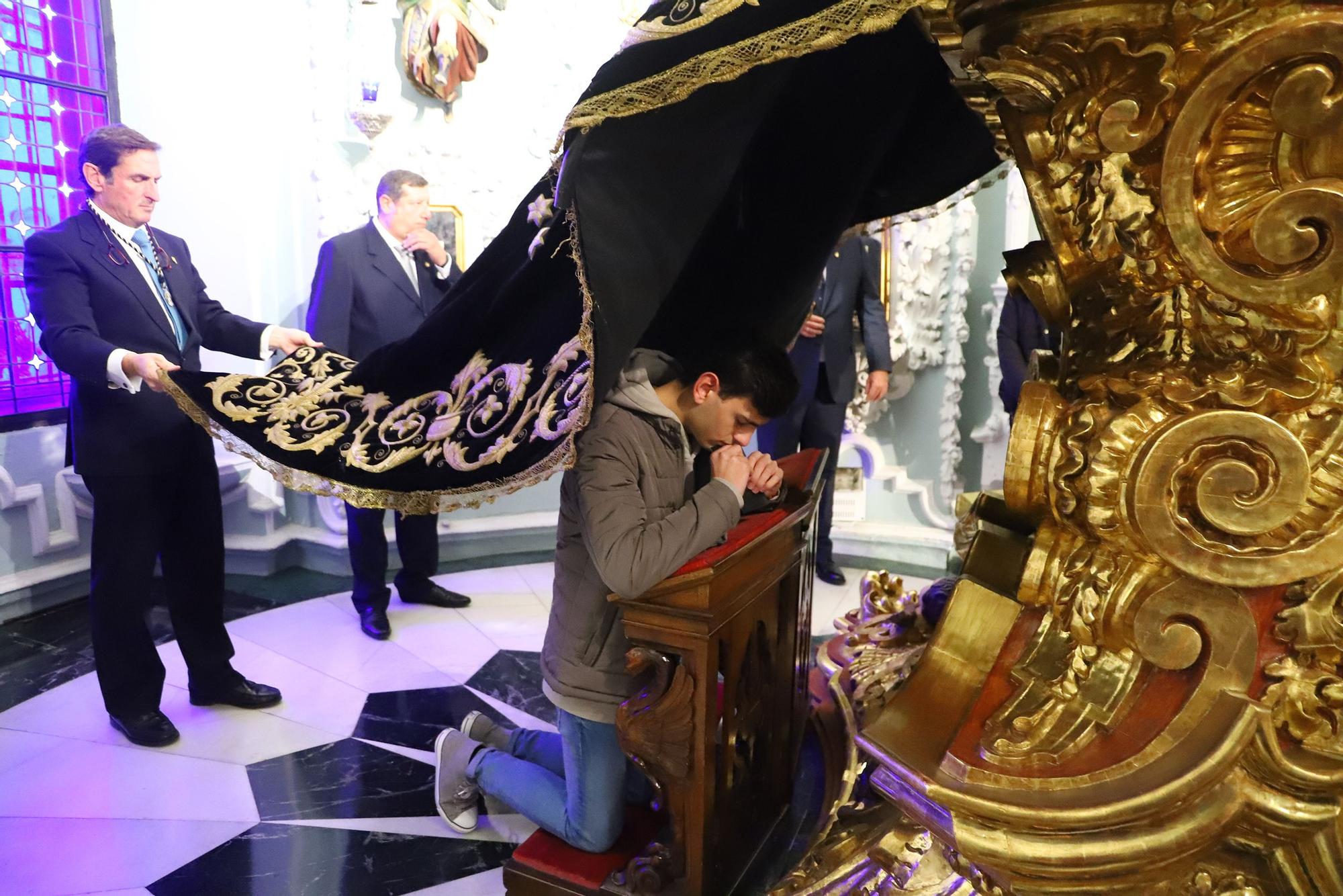 Los niños cordobeses bajo el manto de la Virgen de los Dolores