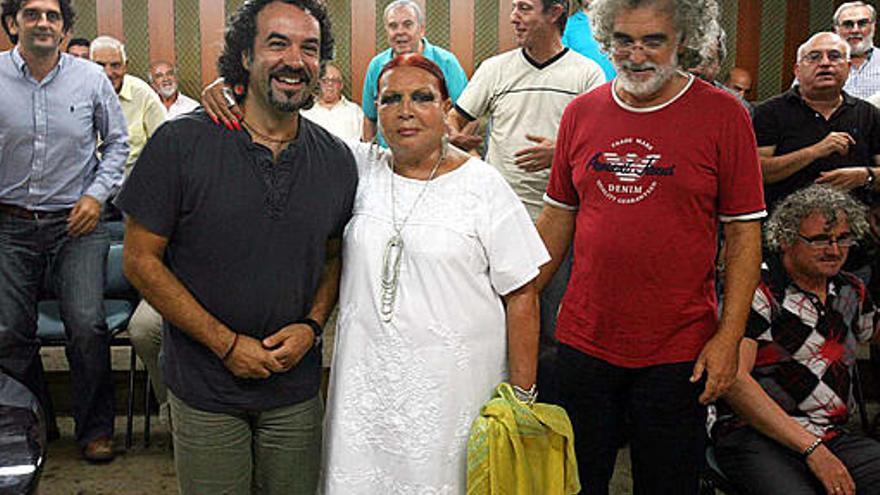 La actriz y cantante Sara Montiel visitó a los cantores de la Capella tras el ensayo del martes en la Casa de La Festa.