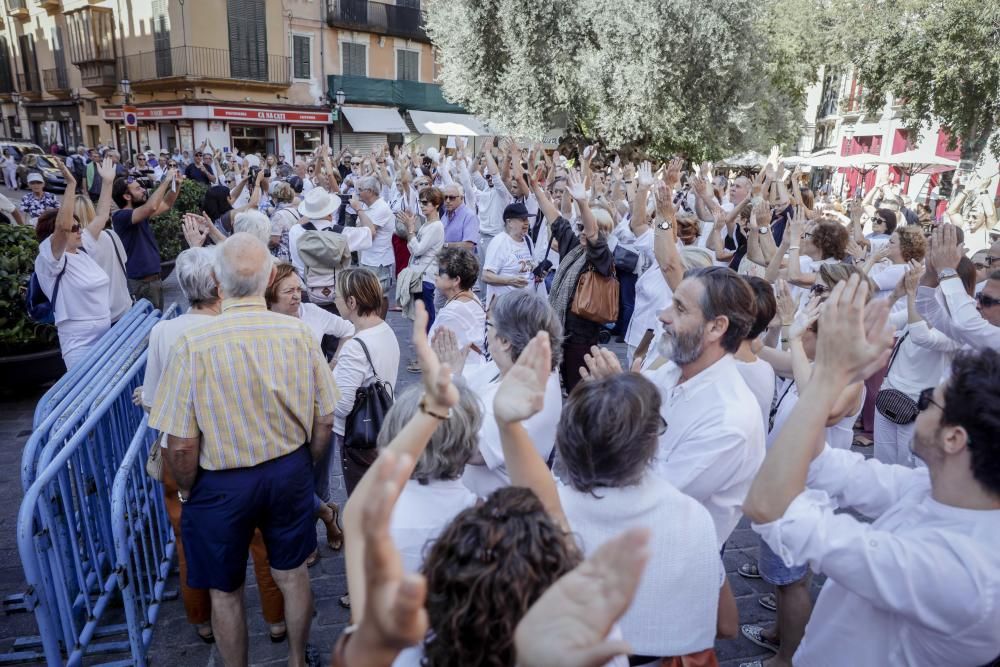 Mehrere hundert Personen haben sich am Samstagmittag (7.10.) vor dem Rathaus von Palma de Mallorca versammelt, um für Dialog zwischen Madrid und Barcelona zu plädieren. Ähnliche Kundgebungen fanden in ganz Spanien statt.