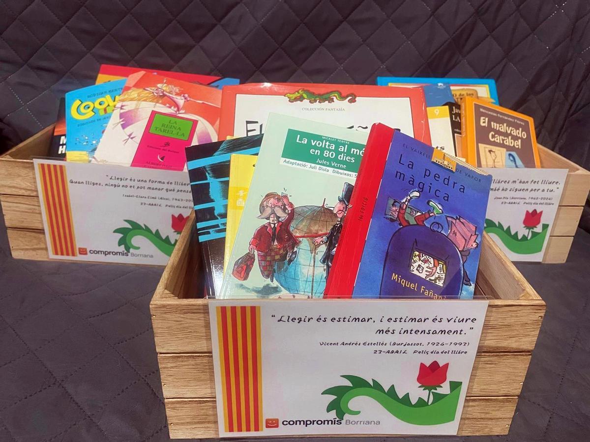 Las calles de Burriana ofrecen diferentes lecturas en distintas cajas distribuidas por la localidad.