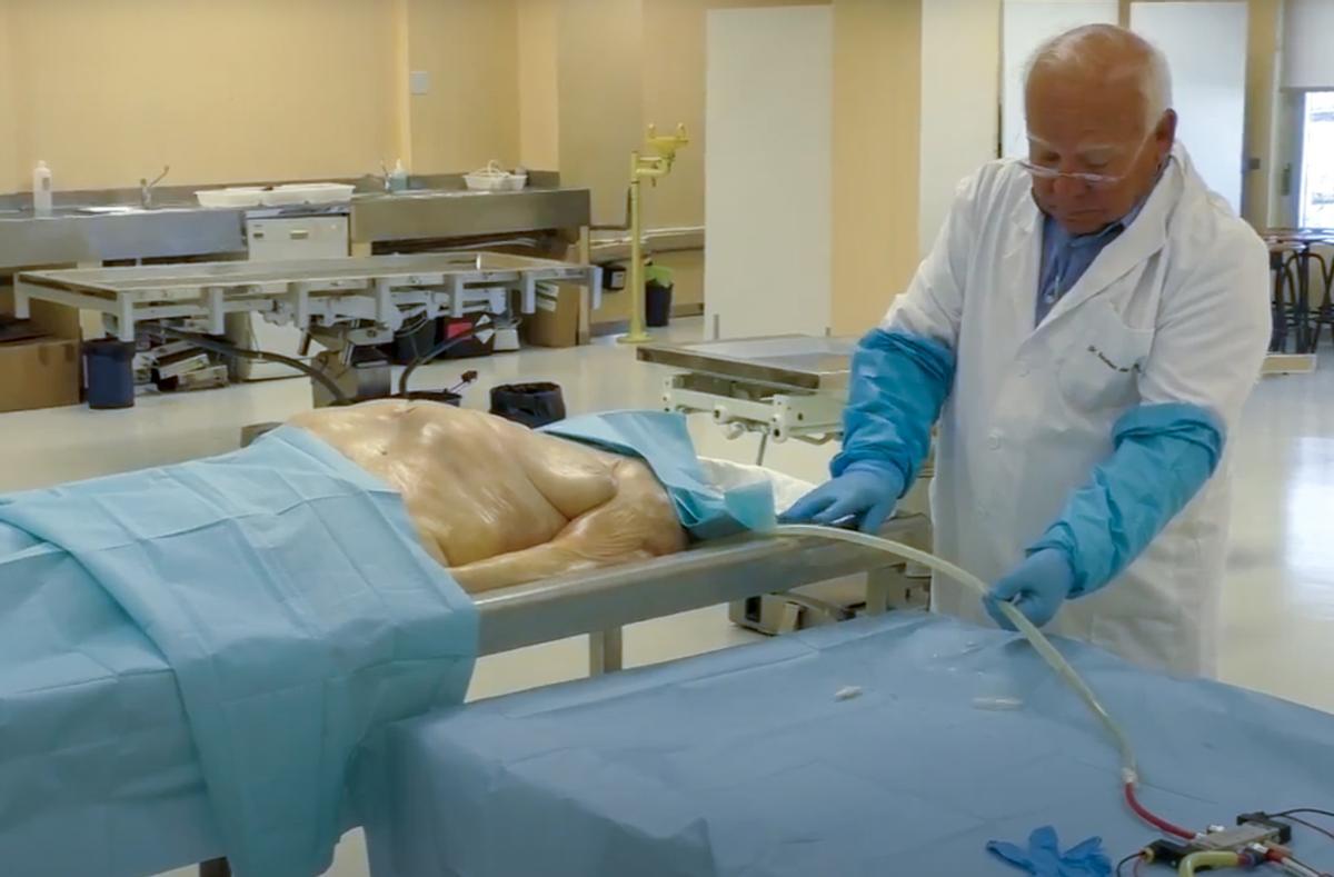 Un cadáver en el centro experimental Cybor sobre el que se reproducen gracias a la tecnología el sistema nervioso, el respiratorio y el cardiaco