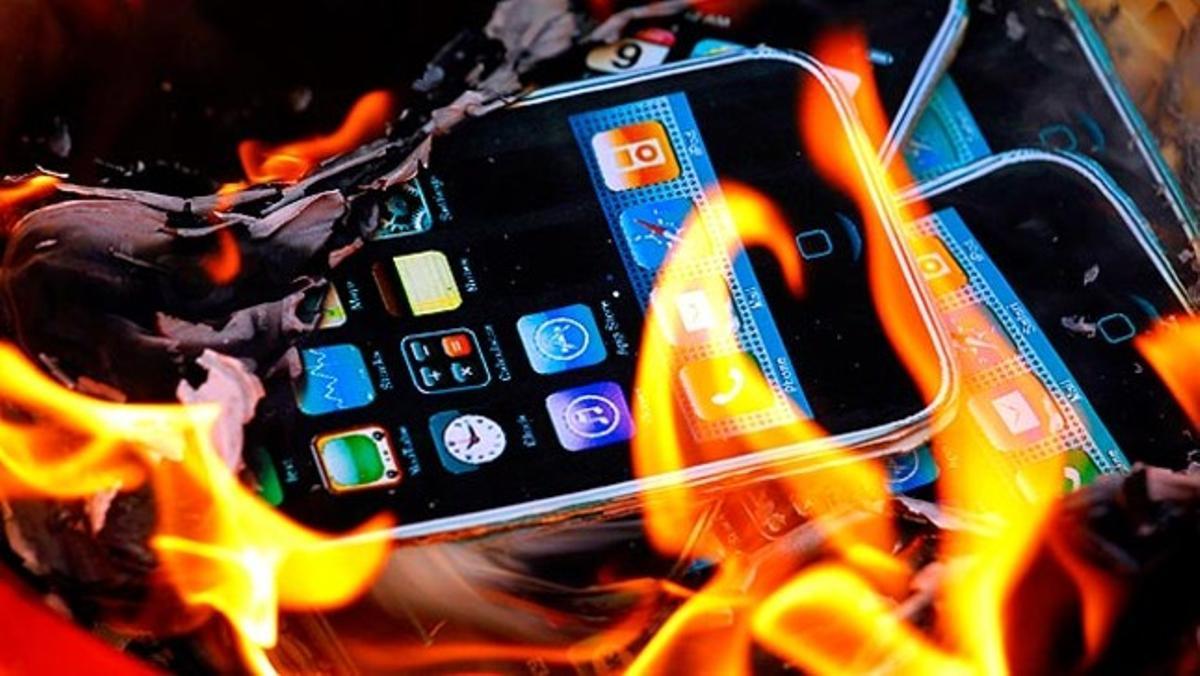 Trossos de paper amb la forma d’iPhones són cremats per treballadors de l’empresa hongkonguesa Foxconn per reclamar els seus drets laborals. 