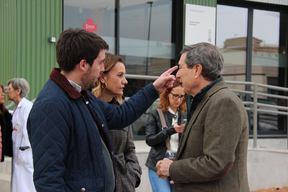 El conseller Marciano Gómez y el alcalde Emilio J. Belencoso en el acto de inauguración del Centro de Salud de Almàssera.