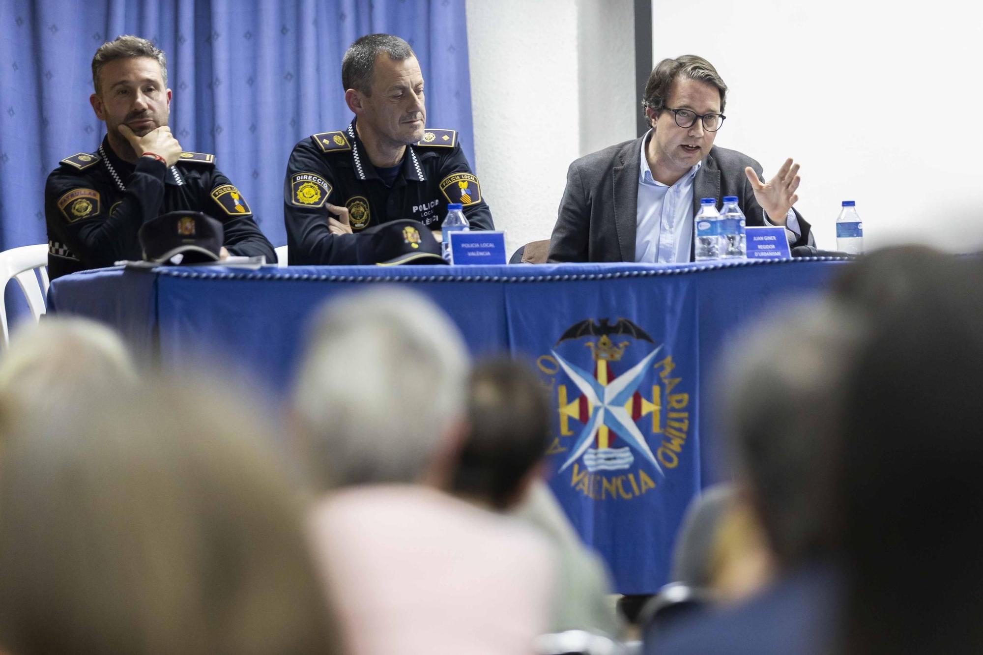 Concurrida mesa redonda sobre el problema de los apartamentos turísticos en el Cabanyal