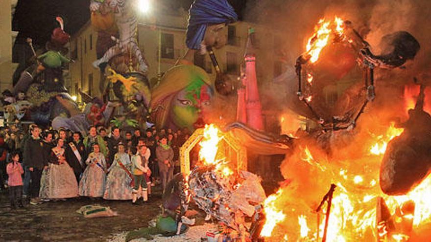 Las reinas y comisión infantil de la falla Plaça del Mercat de Gandia.