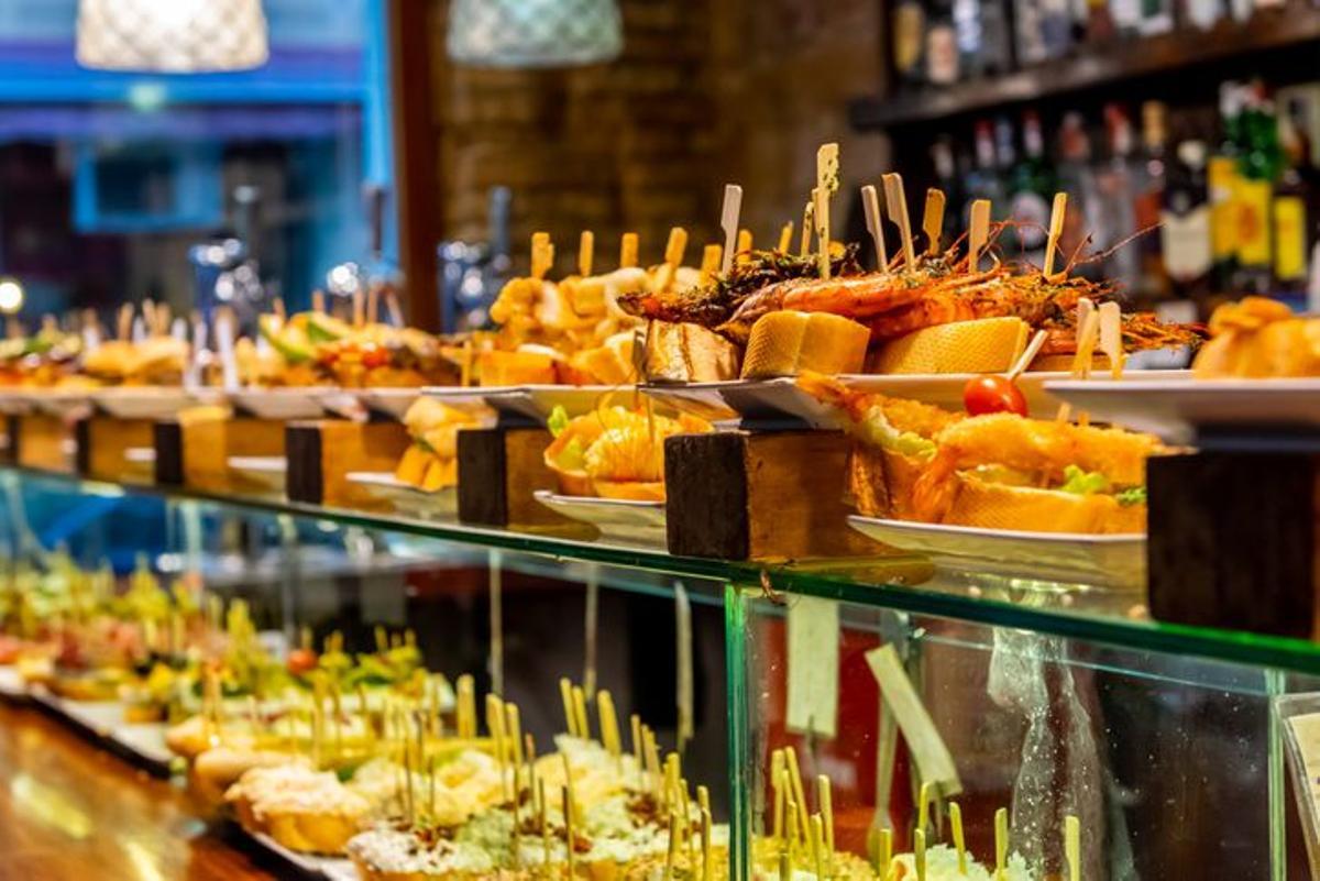En la rua do Franco podrás degustar un amplio surtido de tapas y pinchos. /