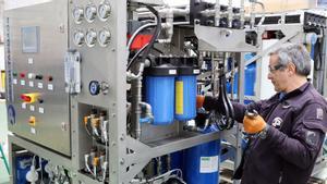 Trabajadores de Peter Taboada con el pedido para los seis cazaminas de la Armada.