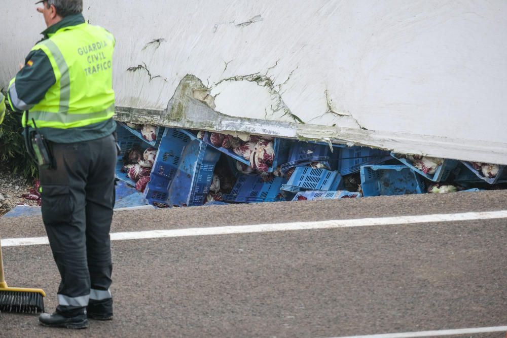 Un accidente corta dos carriles de la A-31