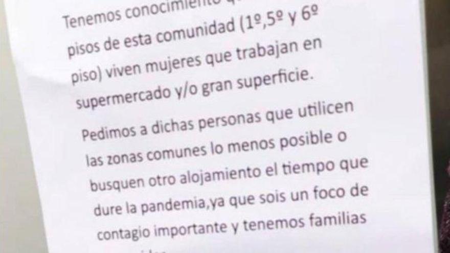 La Policía investiga un cartel contra trabajadoras de un supermercado en una comunidad de vecinos en Pamplona